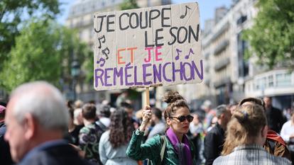 Une manifestante lors de la marche pour la Journée du Travail, le 1er mai 2022 à Paris.