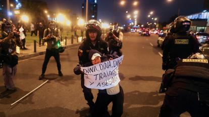 Un policier arrête un manifestant lors d'une manifestation à Lima, au Pérou, le 15 décembre 2022.