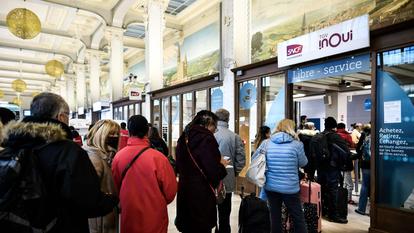 Des voyageurs pendant une grève, gare de Lyon, à Paris, début décembre. Selon la SNCF, 200.000 personnes ne pourront pas monter dans leur train durant le week-end de Noël.