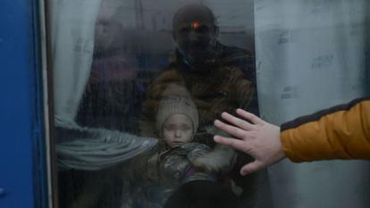 Le 7 mars 2022, un père ukrainien dit au revoir à sa fille devant un train d'évacuation à la gare centrale d'Odessa.