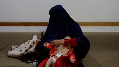 Une mère et son enfant dans un hôpital à Bamiyan en Afghanistan, le 2 mars 2023.
