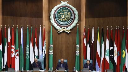 Le ministre égyptien des Affaires étrangères Sameh Shoukry (au centre), le secrétaire général de la Ligue arabe Ahmed Aboul Gheit (à gauche) et le secrétaire général adjoint de la Ligue arabe Hossam Zaki (à droite), le 7 mai 2023.