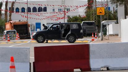 Des policiers sécurisent la zone autour de la Ghriba, la synagogue de Djerba, où a eu lieu l'attaque qui a fait quatre morts.