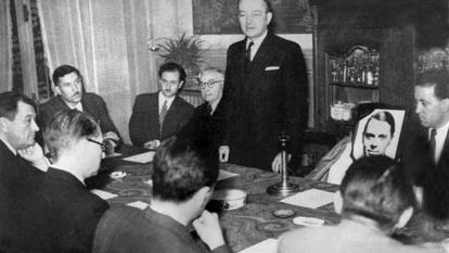 Cérémonie commémorative de la création, le 27 mai 1943, du CNR (Conseil national de la Résistance) : le portrait de Jean Moulin (mort le 8 juillet 1943) est à la place qu'il occupait. À ses côtés : Georges Bidault, Gaston Tessier, Robert Chambeiron, Claudius Petit, Joseph Laniel, Maxime Blocq Mascart, et Louis Saillant le 27 mai 1945.