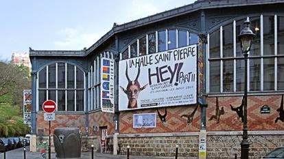 Avec ses expositions, son restaurant et sa librairie spécialisée, la Halle Saint-Pierre est un lieu de rencontre très ancré dans le quartier.
