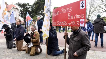 Des membres de Civitas en train de prier et de manifester contre la création d’un centre d’accueil pour les migrants à Saint-Brévin-les-Pins en février 2023.