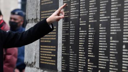 Le Mur des Justes se trouve dans le 4e arrondissement de Paris, dans l’Allée des Justes parmi les Nations.