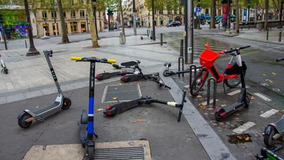 Nonostante la limitazione del 2020 a tre operatori per 5000 scooter ciascuno, i parigini deploravano sempre i fastidi portati da questi dispositivi