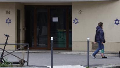 Une façade couverte d’étoiles de David dans le quartier d’Alésia à Paris le 31 octobre.