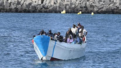 Des migrants sur l'île canarienne de El Hierro, le 4 février 2023.
