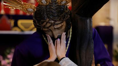 Des préparatifs de la Semaine sainte, à l'intérieur d'une église de Ronda, en Espagne, le 26 février 2024.