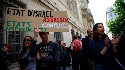 Des étudiants propalestiniens devant La Sorbonne, le 29 avril.