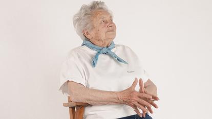 Maryvonne Andrieu pose pour la marque de foulards d’évasion Bonhomme fondée par sa petite-fille, Clémence Brisson.