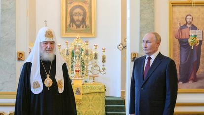 Le patriarche de l’Église orthodoxe Kirill avec le président russe Vladimir Poutine, à Saint-Pétersbourg le 28 juin 2024.