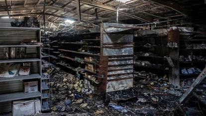 Ce qu’il reste d’un magasin Carrefour récemment incendié à Fort-de-France.