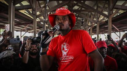 Rodrigue Petitot s'adresse à ses partisans lors d'un rassemblement contre la vie chère, à Fort-de-France, le 19 octobre 2024.