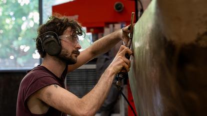 Zachary Cornille, employé à la Fonderie Barthélémy Art, a travaillé sur l’autel de Notre-Dame de Paris.
