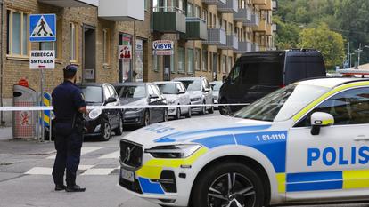 Des policiers à Göteborg en Suède, où une explosion a visé un bâtiment dans un contexte de guerre des gangs, en août 2023.