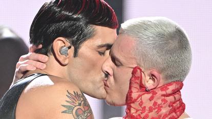 Lucky Love embrasse passionnément un de ses danseurs à la fin de son morceau Masculinity.