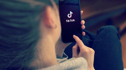 Sur TikTok, les influenceurs santé séduisent les utilisateurs, malgré des conseils parfois jugés dangereux par la profession.