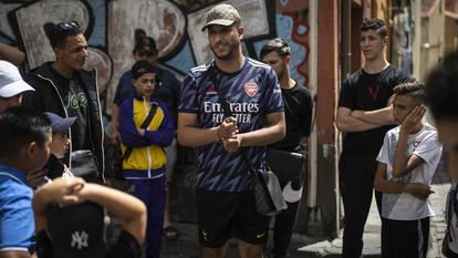 Nasser Sari, alias Nasdas, et une poignée de ses fidèles dans le quartier Saint-Jacques, à Perpignan, en 2022.
