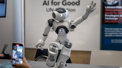 Le robot Nao, lors d’une conférence en Suisse.