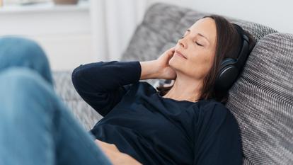 Les personnes de plus de 50 ans représentent 48 % de la population française mais seulement 29,8 % des abonnements aux plateformes de streaming audio.