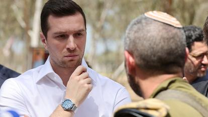 Jordan Bardella et un lieutenant-colonel de l’armée israélienne.