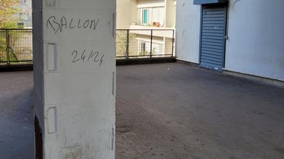 Sur les murs, tout autour de l’école, des inscriptions à destination des clients ont été taggées par les dealers.