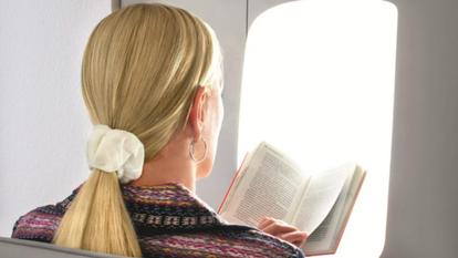 il s’agit d’absorber une lumière dont le spectre est celui du rayonnement naturel du Soleil.