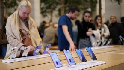 Pour l’iPhone 16 Pro avec 256 Go de mémoire, le prix de production pourrait passer de 550 dollars à 850 dollars une fois les droits de douane appliqués.