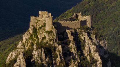 Le château de Puilaurens, dans l’Aude, est perché sur un éperon rocheux dominant la vallée de la Boulzane.