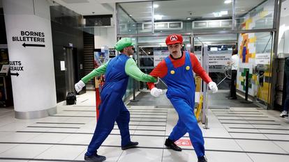 Musiciens et vendeurs costumés ont accueilli les gamers venus se procurer la nouvelle console Nintendo Switch 2 à la Fnac Saint-Lazare, dans le 9e arrondissement de Paris.