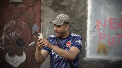 L’influenceur de 29 ans s’est fait connaître en racontant son quotidien dans le quartier défavorisé de Saint-Jacques, à Perpignan (Pyrénées-Orientales), sur Snapchat.