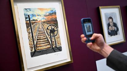 Depuis mai 2025, 97 tableaux réalisés par Bob Dylan sont exposés à l’Halcyon Gallery, à Londres.