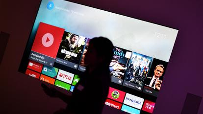 Grâce à son système d’exploitation, Google peut favoriser, pour ne pas dire « forcer », la mise en avant de YouTube sur les télévisions connectées.