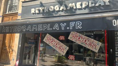 La vitrine de la boutique Retrogameplay, boulevard Voltaire, Paris.