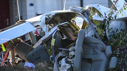La carcasse d’un avion de tourisme à Champhol, au nord de Chartres, le 27 juin 2025, où trois corps sans vie ont été retrouvés.