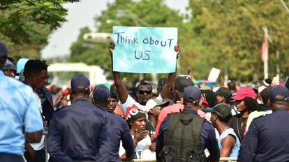 Samedi 26 juillet à Luanda (Angola), les manifestants ont dénoncé la hausse des prix du carburant et des coûts de transport, brandissant des pancartes hostiles au gouvernement.