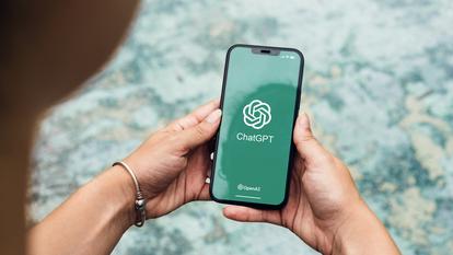 La fonctionnalité «Étudier et apprendre» est conçue pour restituer des connaissances théoriques tout en incitant l’utilisateur à la réflexion via des questions de mise en application des notions.