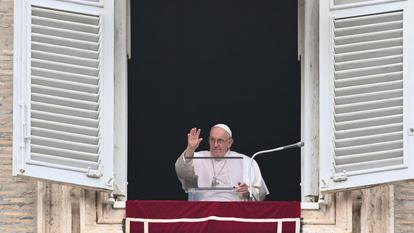 Le pape François à la fenêtre du Palais apostolique, le 19 février 2023.