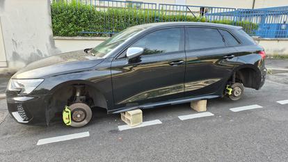 سيارة سُرقت عجلاتها في وضح النهار، بمنطقة باريس.