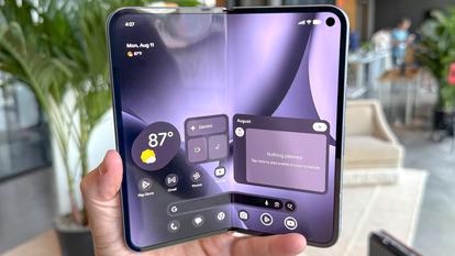 Google a lancé cet été son nouveau modèle pliable, le Pixel 10 Pro Fold (ci-dessus), quelques jours après Samsung et ses Galaxy Z Fold7 et Z Flip7. Le chinois Honor leur a emboîté le pas en dévoilant, jeudi à Londres, son Magic V5.