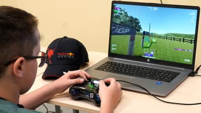 2025 年 9 月 16 日,一名兒童在立陶宛陶拉格的航空技術展上學習駕駛無人機。