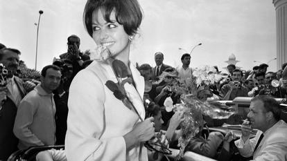 L’actrice italienne Claudia Cardinale, en mai 1963 au 16e Festival de Cannes, avant la présentation de Huit et Demi de Federico Fellini.