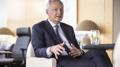 برونو لومير، وزير الاقتصاد والمالية، يجيب على أسئلة صحيفة لو فيغارو في مكتبه ببيرسي. إنه يعلق على نتائج الجولة الأولى من الانتخابات التشريعية لعام 2024 التي وضعت التجمع الوطني في المقدمة بفارق كبير.