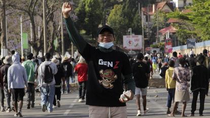 Un jeune malgache, avec portant un t-shirt représentant le logo «One Piece", au cours d’une manifestation à Antananarivo le 4 octobre.