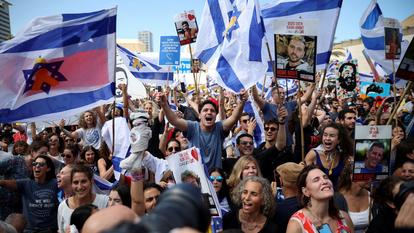Tel Aviv, une foule immense crie sa joie de voir les vingt otages vivants rentrer en Isral aprs deux annes de captivit