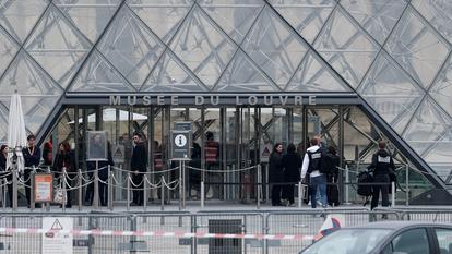 مدخل متحف اللوفر مغلق، الأحد 19 أكتوبر، بعد سرقة رواق أبولو.