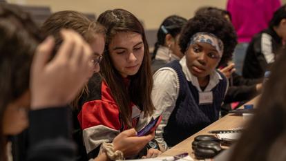 Les lycéennes regroupées pour assister à l’atelier de Disneyland Paris sur les enjeux de cybersécurité le 22 octobre 2025.